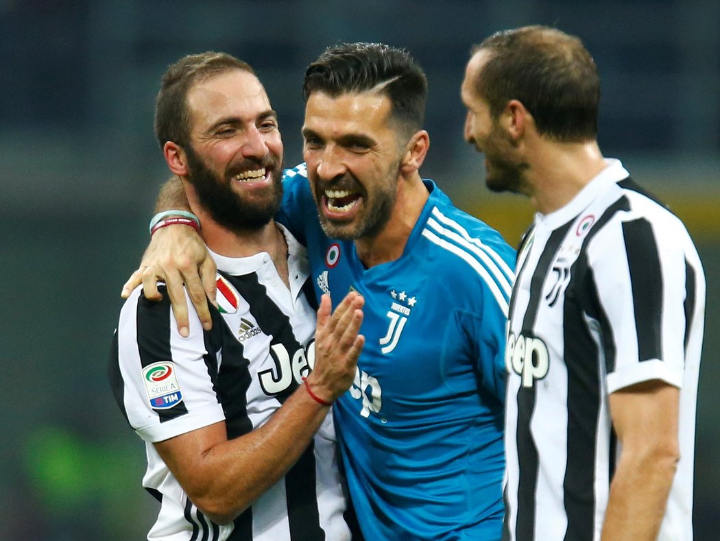 Šťastný střelec Juventusu Gonzalo Higuaín v objetí s legendárním gólmanem Buffonem po zápase s AC Milán