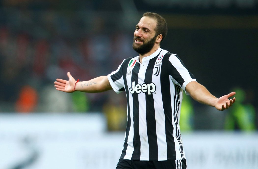 Zase já? Gonzalo Higuaín v zápase Juventusu s AC Milán, ve kterém vstřelil dvě branky