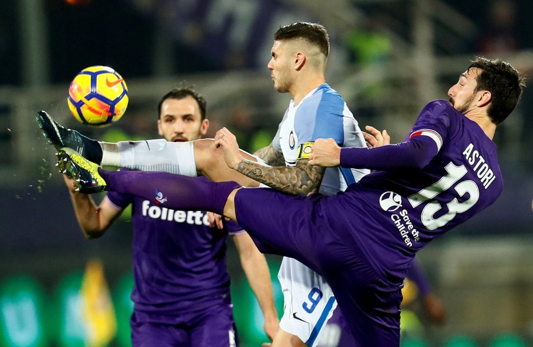 Davide Astori v Souboji s Mauro Icardim v zápase mezi Interem Milán a Fiorentinou