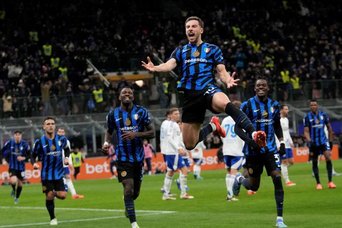 Inter zdolal nováčka a na Atalantu ztrácí tři body. Udine zaskočilo Fiorentinu Inter zdolal nováčka a na Atalantu ztrácí tři body. Udine zaskočilo Fiorentinu