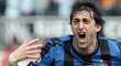 Kanonýr Interu Milán Diego Milito slaví gól