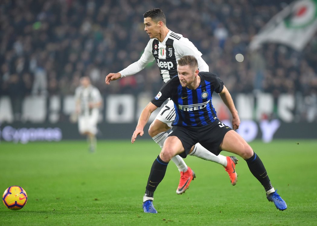 Milan Škriniar a Cristiano Ronaldo v utkání Interu proti Juventusu