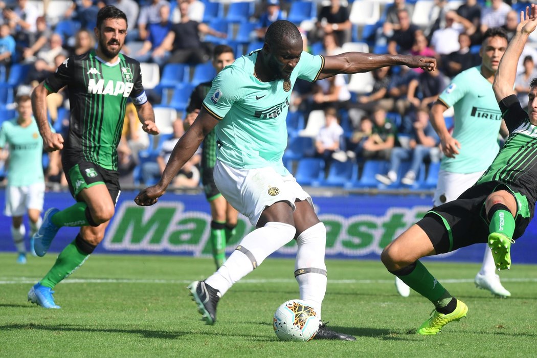 Fotbalisté Interu Milán zvládli gólově bohatý zápas na hřišti Sassuola, když zvítězili 4:3