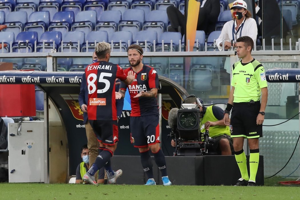 Záložník Schöne (v pozadí) žaluje FC Janov, protože chybí na soupisce