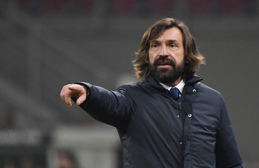 Trenér Juventusu Andrea Pirlo v utkání proti AC Milán