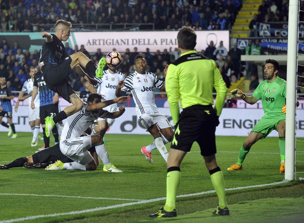 Šance Atalanty před brankou Juventusu