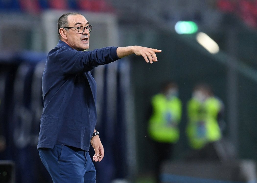 Kouč Juventusu Maurizio Sarri diriguje své svěřence v zápase s Boloňou