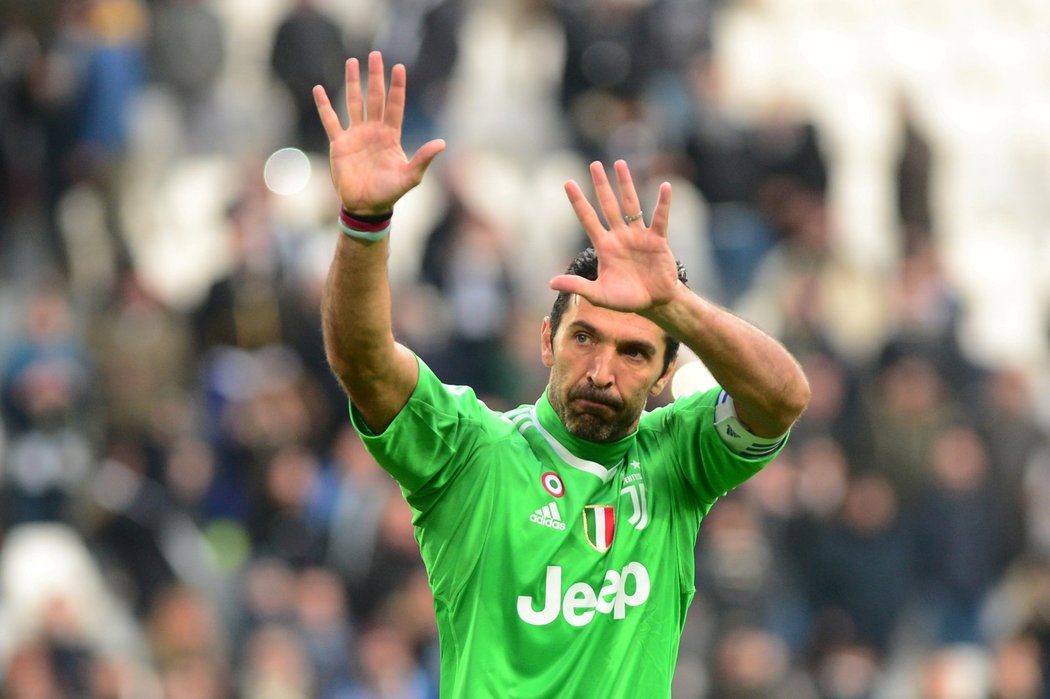 Gólman Juventusu Gianluigi Buffon děkuje fanouškům za podporu v utkání italské ligy