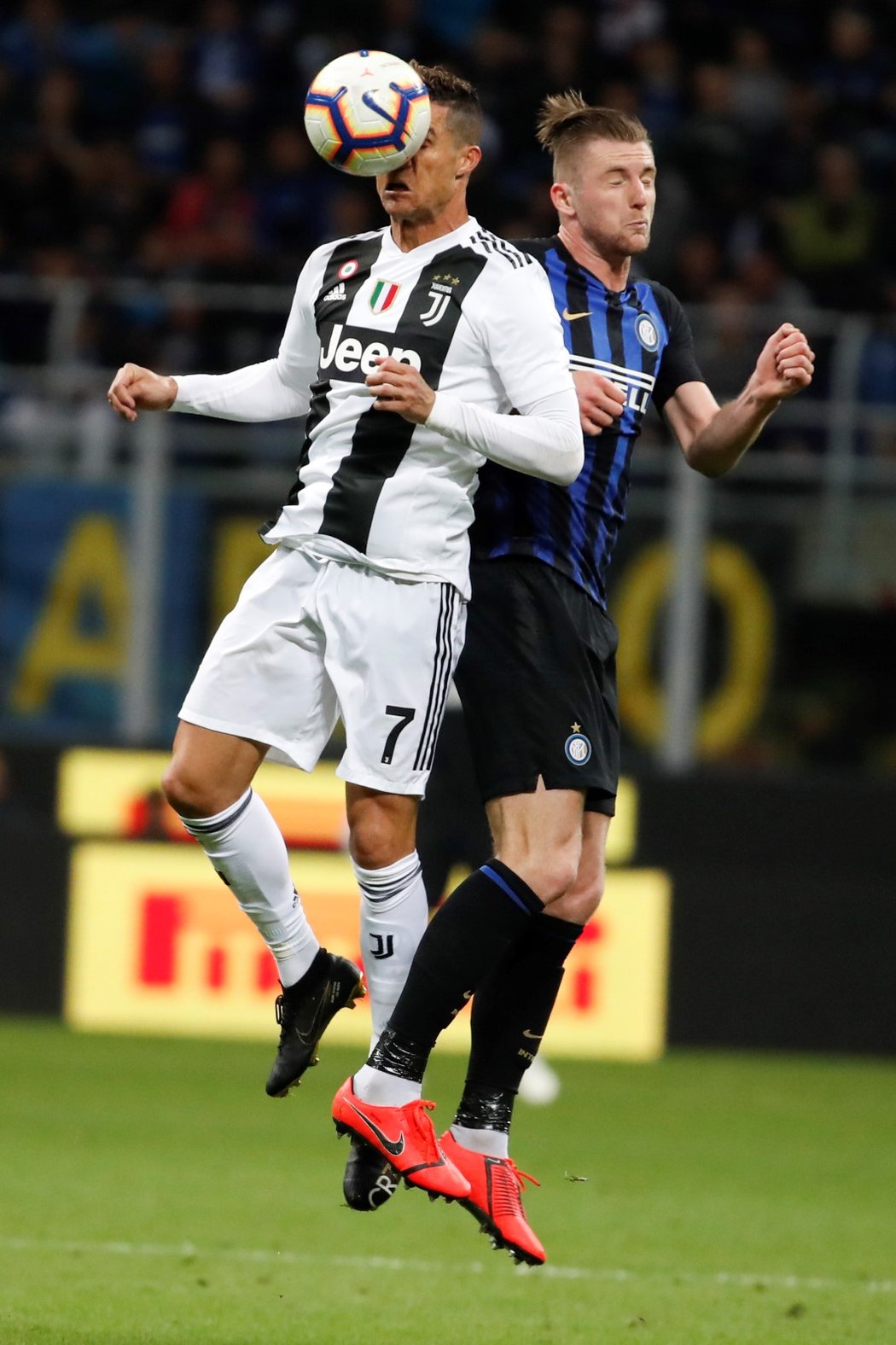 Hvězda Juventusu Cristiano Ronaldo v souboji se slovenským obráncem Interu Milanem Škriniarem