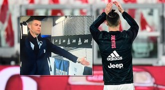 Ronaldo slavil a perlil: plácnutí s imaginárními fans i potlesk sedačkám