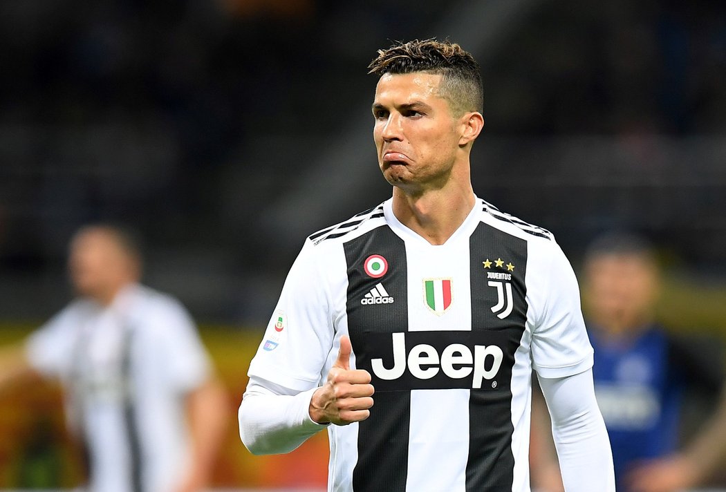 Hvězdný útočník Juventusu Cristiano Ronaldo gestikuluje v duelu s Interem