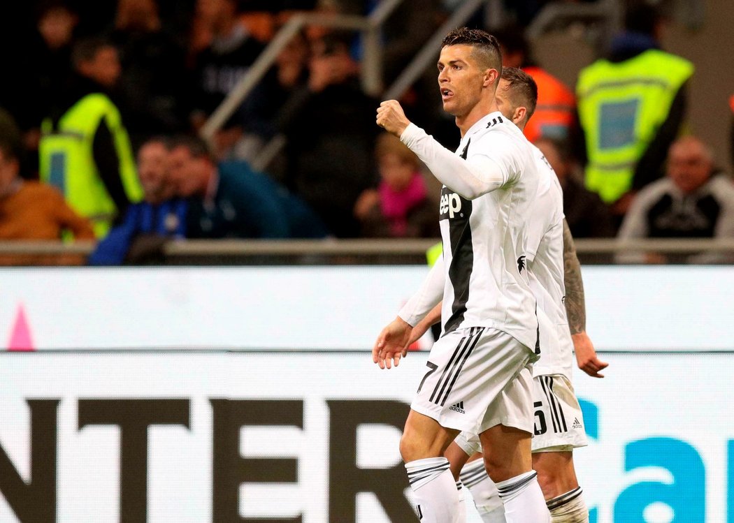 Hvězdný útočník Cristiano Ronaldo slaví v duelu s Interem svůj ligový gól číslo 600