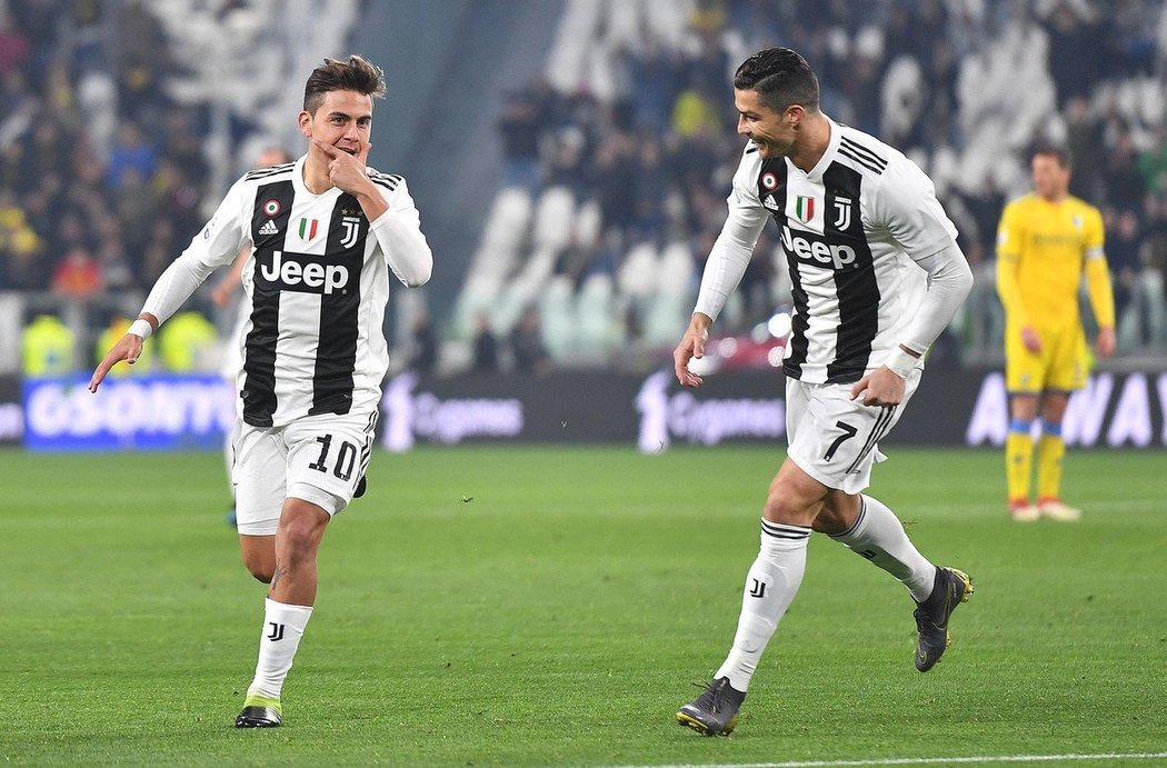 Útočníci Juventusu Paulo Dybala a Cristiano Ronaldo