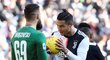 Útočník Juventusu Cristiano Ronaldo mluví s gólmanem Fiorentiny Bartlomiejem Dragowskim před tím, než šel kopat penaltu