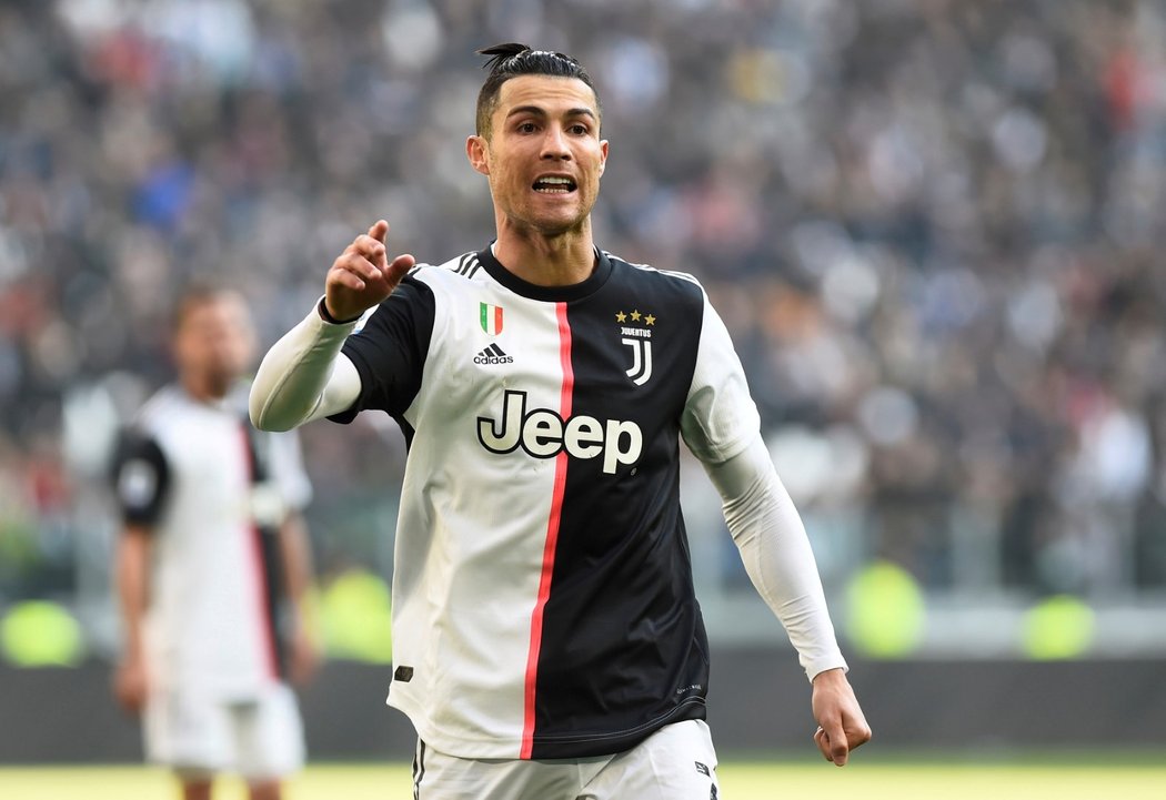 Útočník Juventusu Cristiano Ronaldo slaví branku do sítě Fiorentiny