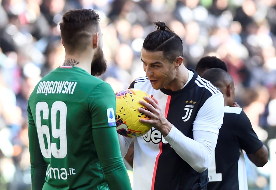 Útočník Juventusu Cristiano Ronaldo mluví s gólmanem Fiorentiny Bartlomiejem Dragowskim před tím, než šel kopat penaltu