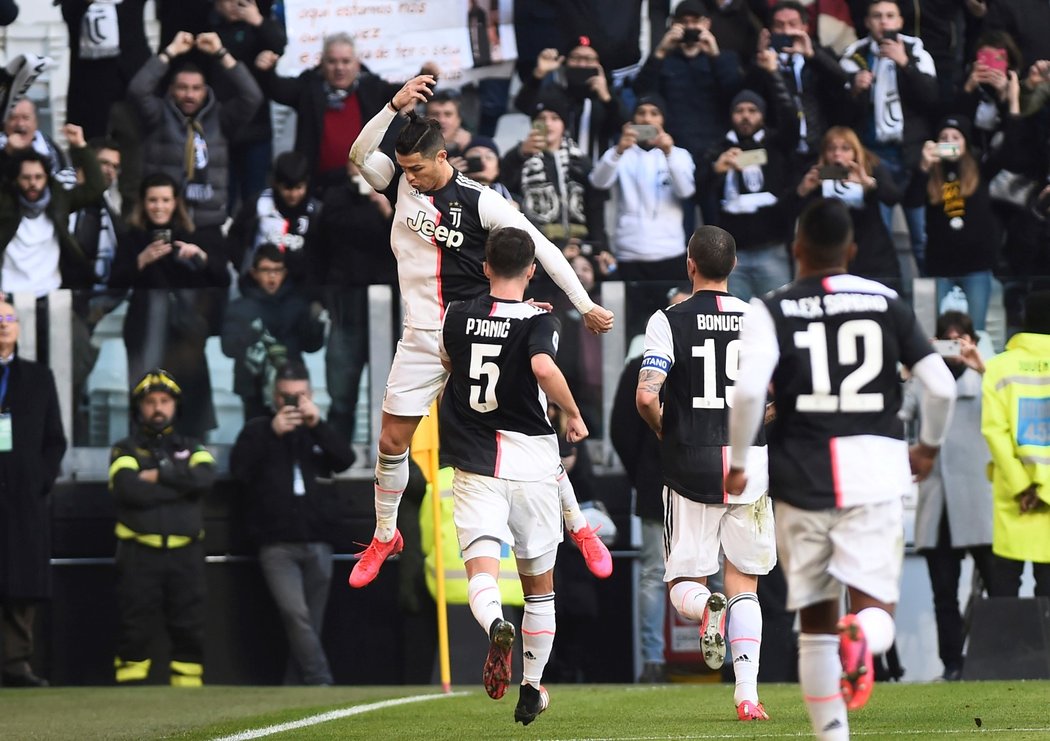 Fotbalisté Juventusu slaví branku v utkání proti Fiorentině