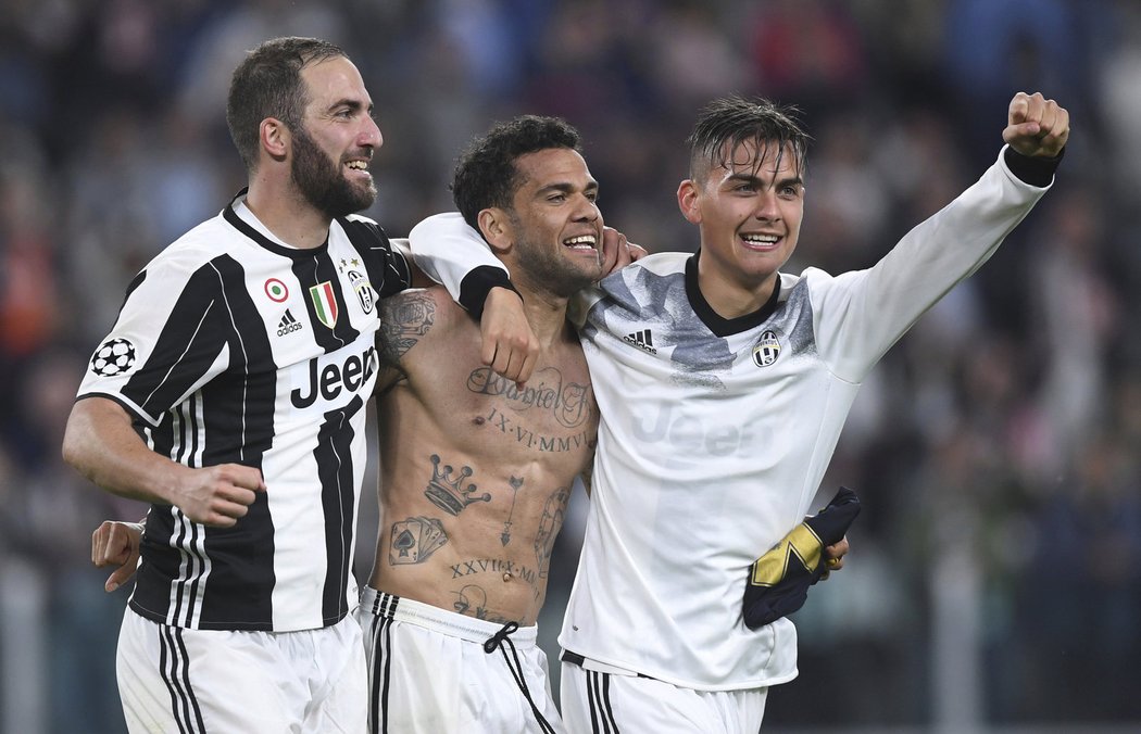 Zprava: Gonzalo Higuaín, Dani Alves a Paulo Dybala oslavují postup do finále Ligy mistrů