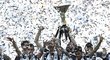 Juventus vyhrál Serii A, z trofeje se radovali i Gonzalo Higuaín (držící pohár) a Dani Alves (před ním)