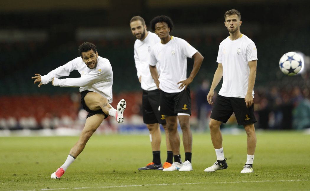 Dani Alves trénuje střelbu před finále Ligy mistrů