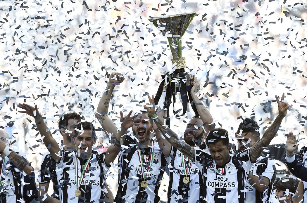 Juventus vyhrál Serii A, z trofeje se radovali i Gonzalo Higuaín (držící pohár) a Dani Alves (před ním)