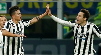 Juventus zachránil remízu s Interem penaltou. Simeone nasázel Laziu čtyři góly