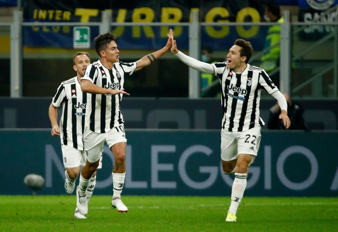 Juventus zachránil remízu s Interem penaltou. Simeone nasázel Laziu čtyři góly Juventus zachránil remízu s Interem penaltou. Simeone nasázel Laziu čtyři góly