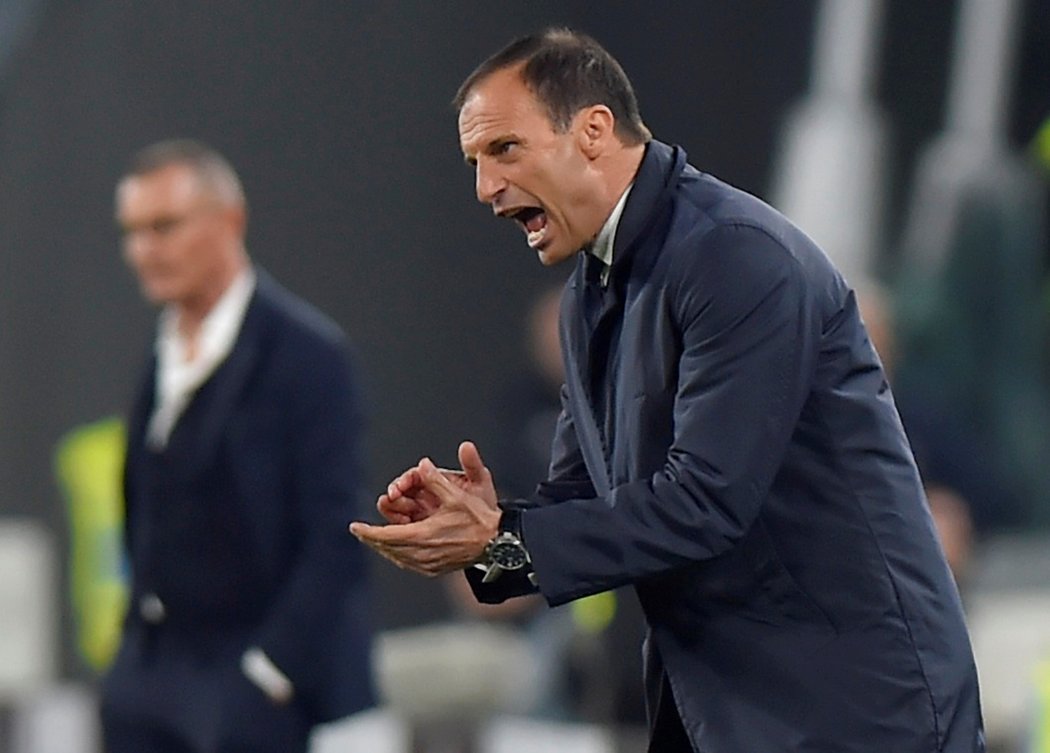 Kouč Juventusu Massimiliano Allegri povzbuzuje své svěřence