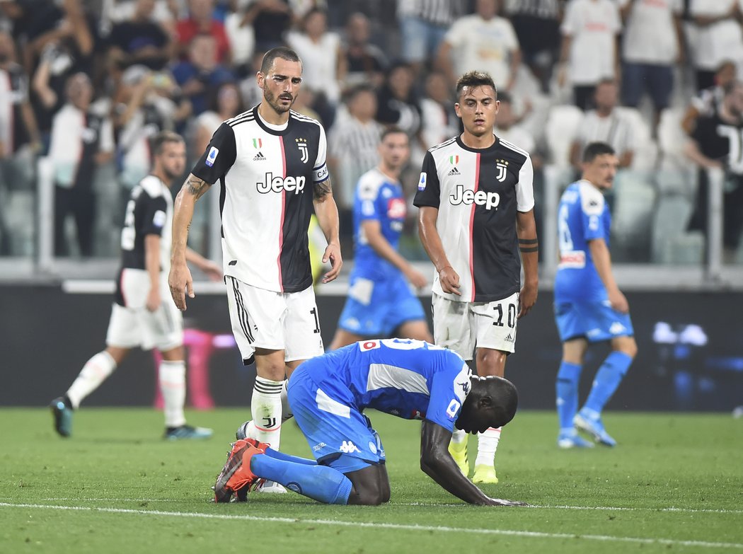 Leandro Bonucci a Paulo Dybala utěšují Kalidoua Koulibalyho, který si v závěru vstřelil rozhodující vlastní gól