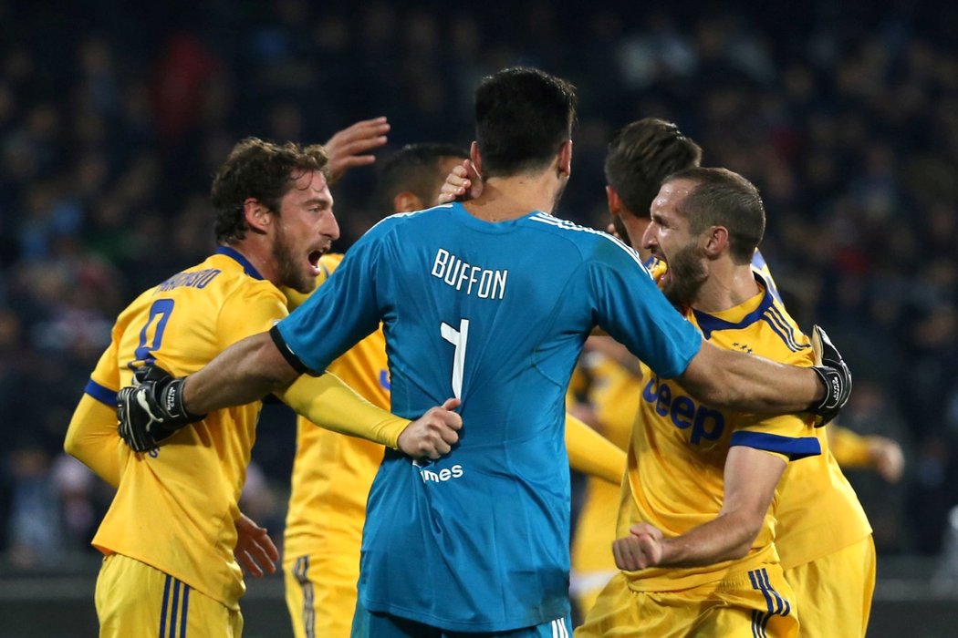 Radost fotbalistů Juventusu po výhře v Neapoli