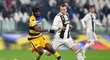 Záložník Juventusu Federico Bernardeschi v souboji s Gervinhem