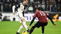 Hvězda Juventusu Cristiano Ronaldo v souboji s obráncem AC Milán Theem Hernandézem