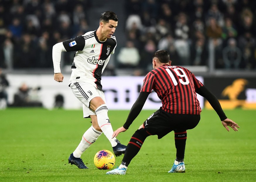 Hvězda Juventusu Cristiano Ronaldo v souboji s obráncem AC Milán Theem Hernandézem