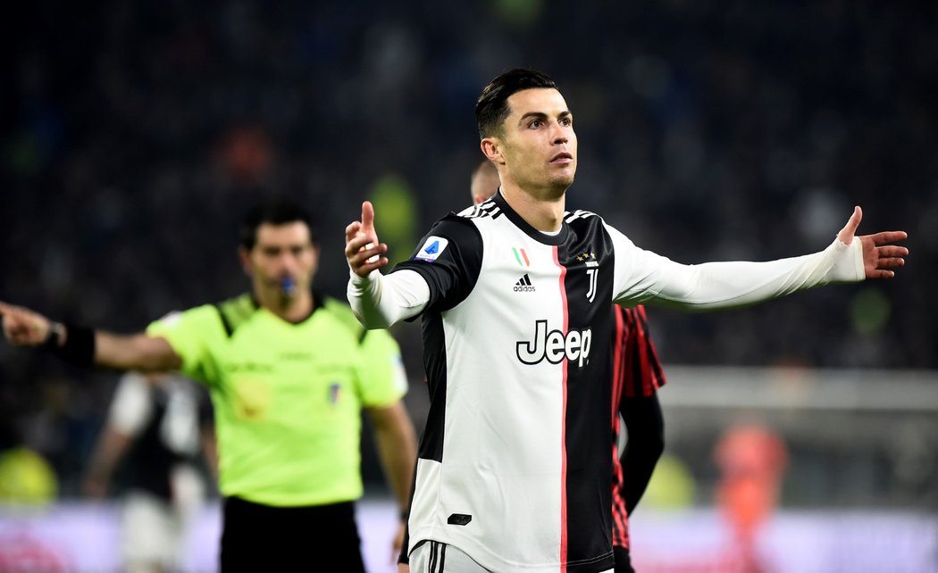 Útočník Juventusu Turín Cristiano Ronaldo se diví verdiktu hlavního rozhodčího během zápasu proti AC Milán