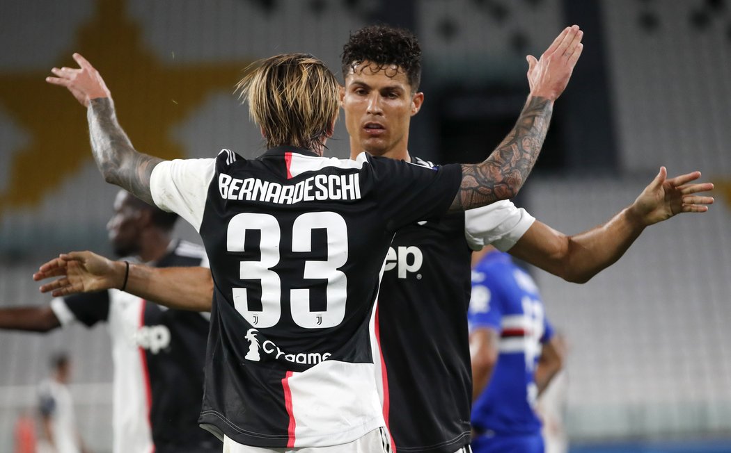 Federico Bernardeschi a Cristiano Ronaldo v oslavném objetí