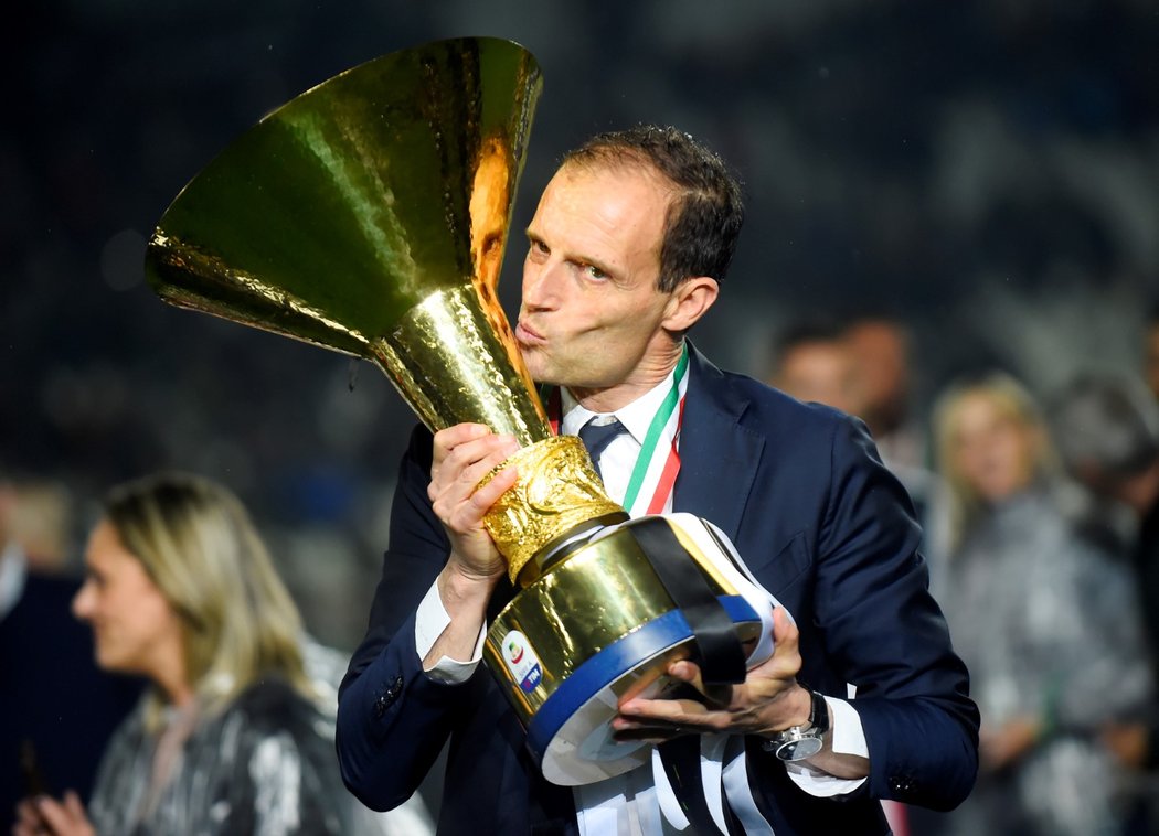 Maximilliano Allegri s pohárem pro mistra Serie A