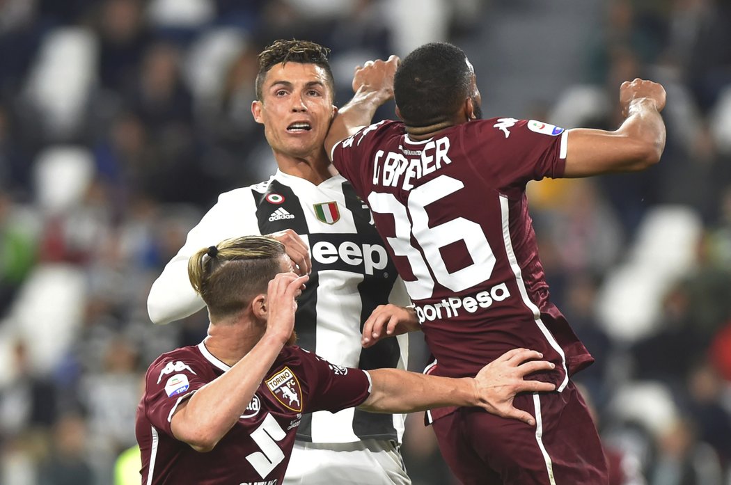 Turínské derby skončilo 1:1, Cristiano Ronaldo dal jediný gól Juventusu a dostal pořádně zabrat