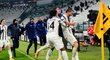 Fotbalisté Juventusu slaví rozhodující trefu v turínském derby