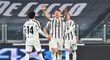 Fotbalisté Juventusu slaví rozhodující trefu v turínském derby