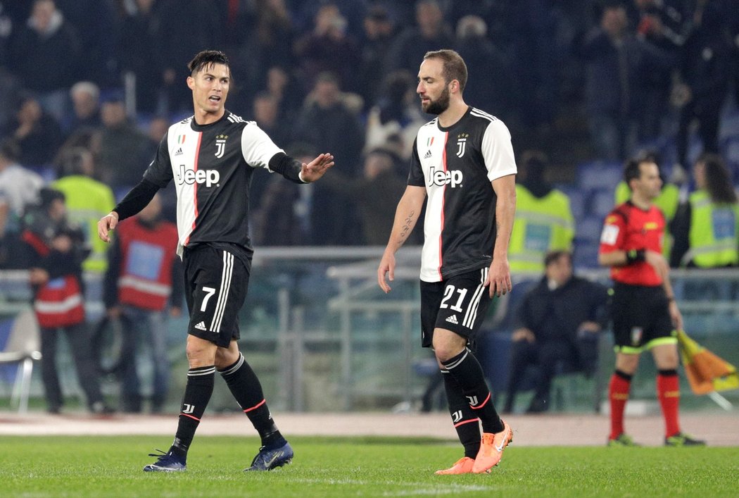 Zklamaní hráči Juventusu po prohře 1:3 na hřišti Lazia Řm