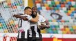 Ilja Nestorovski a Stefano Okaka se radují z gólu do sítě Juventusu