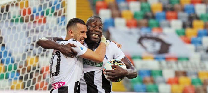 Ilja Nestorovski a Stefano Okaka se radují z gólu do sítě Juventusu