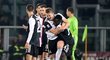 Fotbalisté Juventusu oslavují vítězství nad Turínem