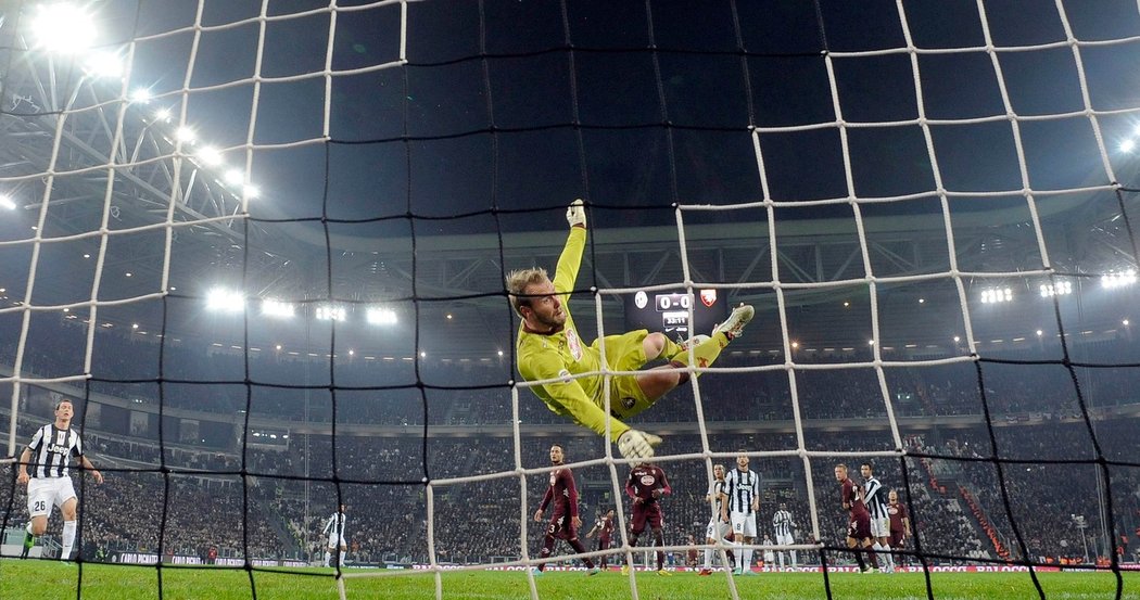 Brankář FC Turín Jean Francois Gillet dělal mezi tyčemi všechno možné, Juventus ale vyhrál derby 3:0