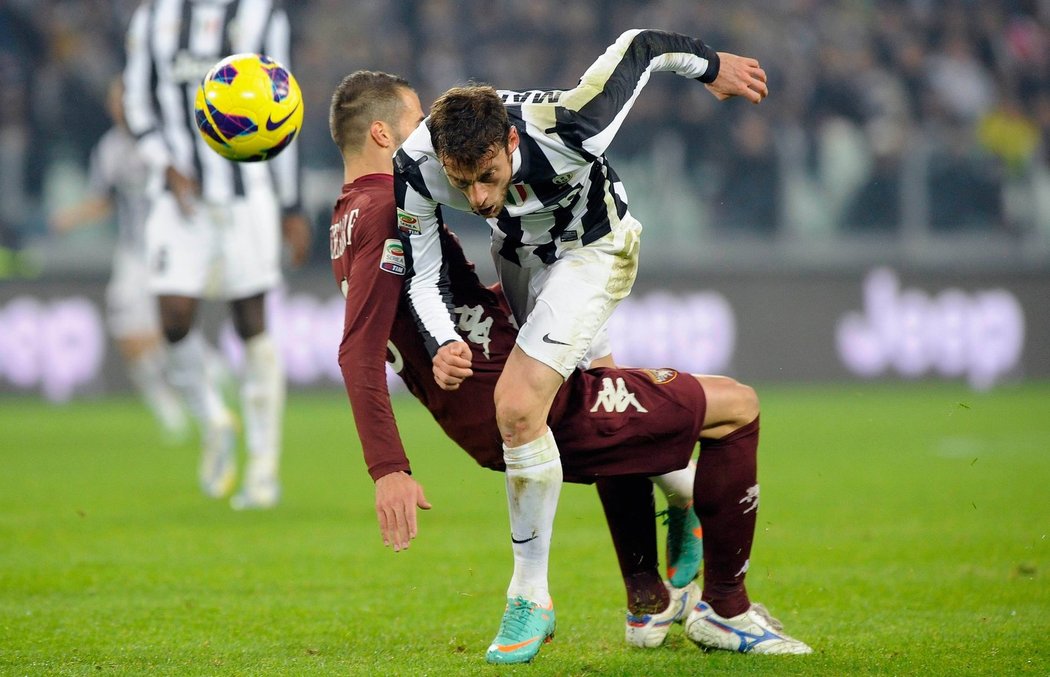 Fotbalista Juventusu Claudio Marchisio se probíjí v derby s FC Turín k brance soupeře. Juventus vyhrál zápas 15. kola Serie A jasně 3:0.