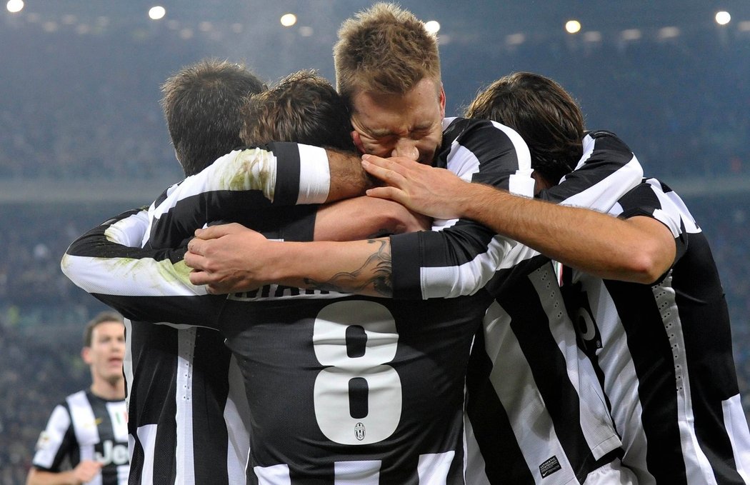 Fotbalisté Juventusu slaví, nad městským rivalem FC Turín vyhráli jasně 3:0