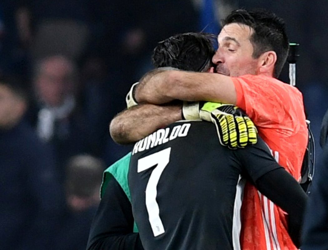 Gianluigi Buffon v objetí s Cristianem Ronaldem