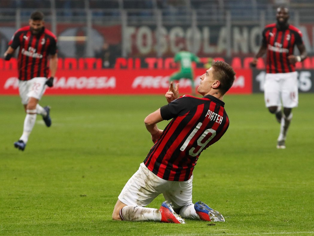 Krzysztof Piatek oslavuje třetí branku AC Milán v zápase s Cagliari