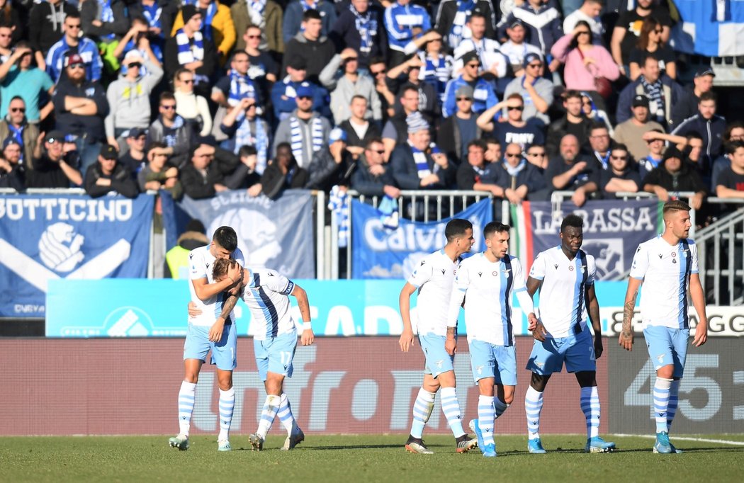 Fotbalisté Lazia oslavují gól Cira Immobileho v nastavení druhé půle proti Brescii, kterým rozhodl o výhře Římanů 2:1