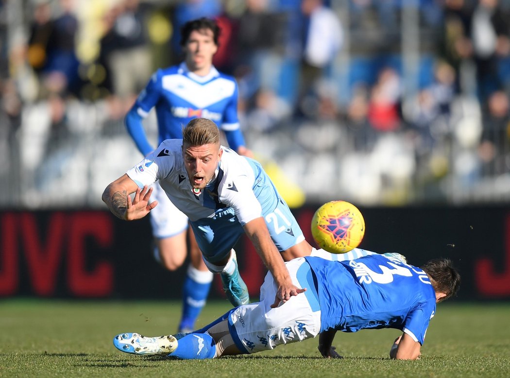 Sergej Milinkovic-Savic z Lazia Řím padá na zem po souboji s Alešem Matějů z Brescie